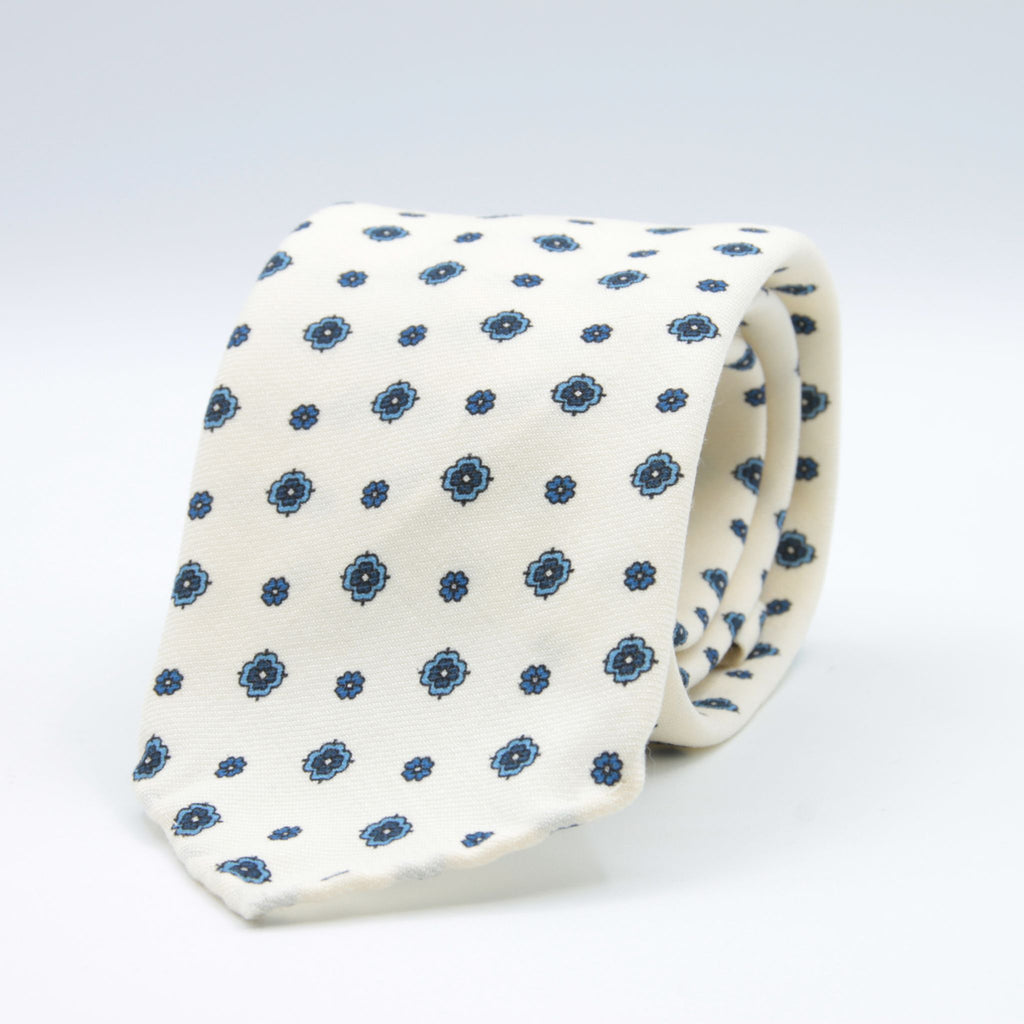 Cruciani &amp; Bella
Printed and Handmade in Italy
100% Wool
Unlined
White, Blue and Light Blue Motif Tie
8 cm x 150 cm
#9138