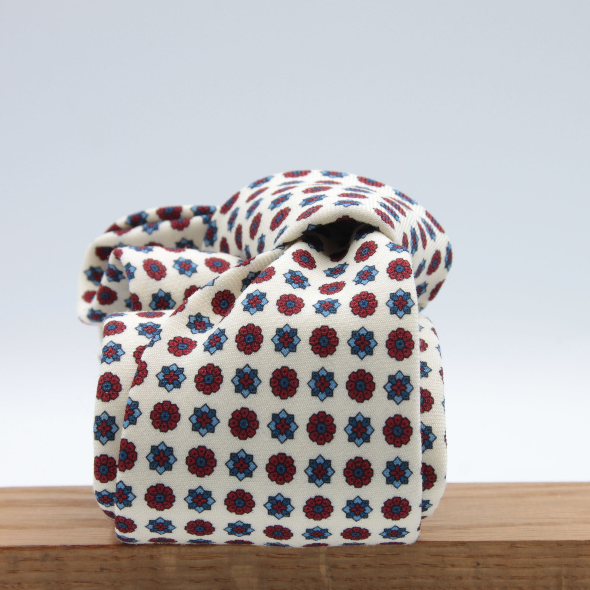 Cruciani &amp; Bella
Printed and Handmade in Italy
100% Wool
Unlined
White, Red and Blue Motif Tie
8 cm x 150 cm
#9139