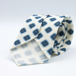 Cruciani &amp; Bella
Printed and Handmade in Italy
100% Wool
Unlined
White, Blue and Light Blue&nbsp; Motif Tie
8 cm x 150 cm
#9141