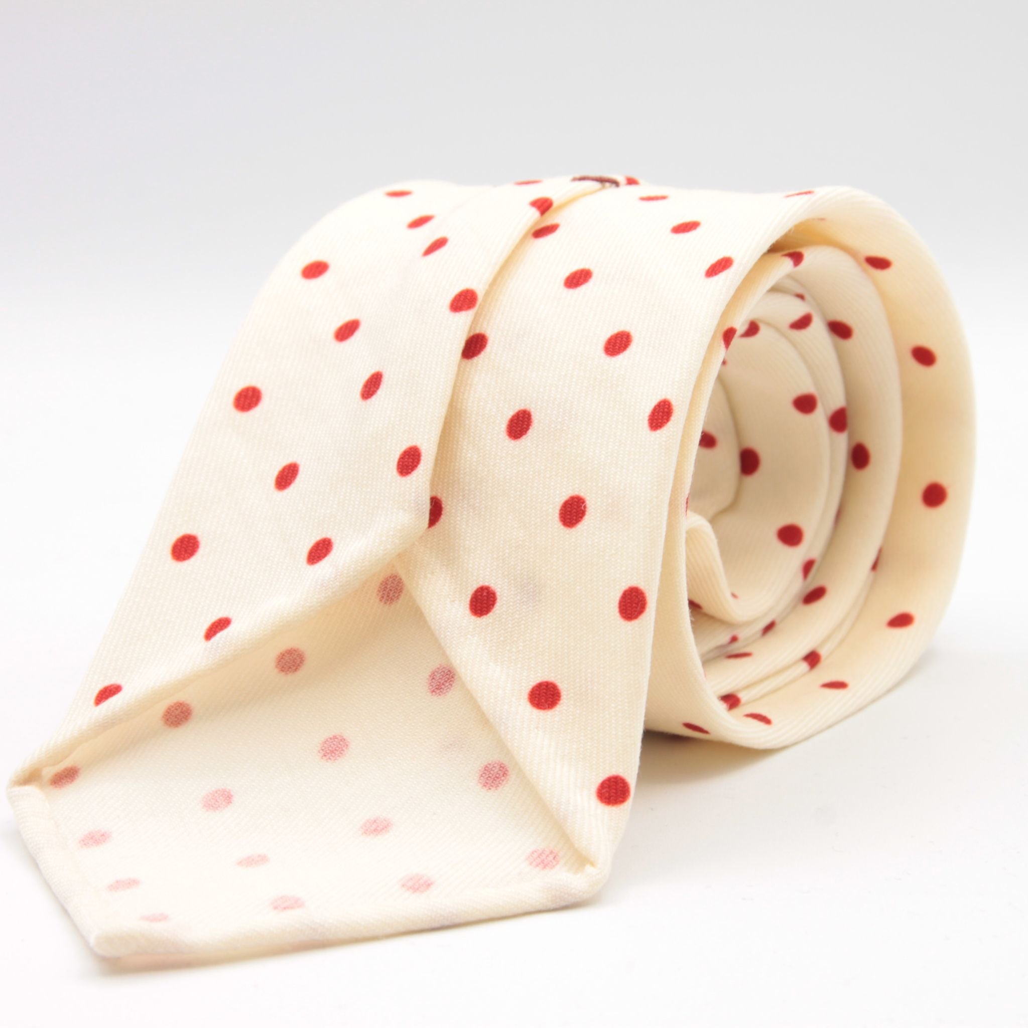 Cruciani &amp; Bella
Printed and Handmade in Italy
100% Wool
Unlined
Off-White and Red Dots Motif Tie
8 cm x 150 cm
#9169