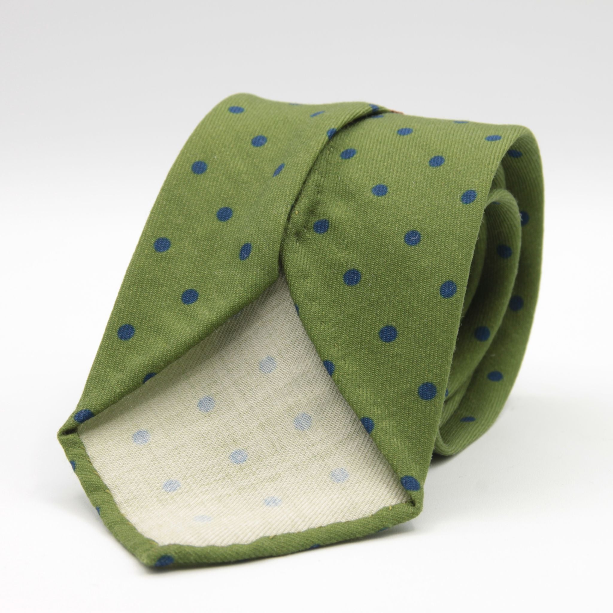 Cruciani &amp; Bella
Printed and Handmade in Italy
100% Wool
Unlined
Green and Blue Dots Motif Tie
8 cm x 150 cm
#9176