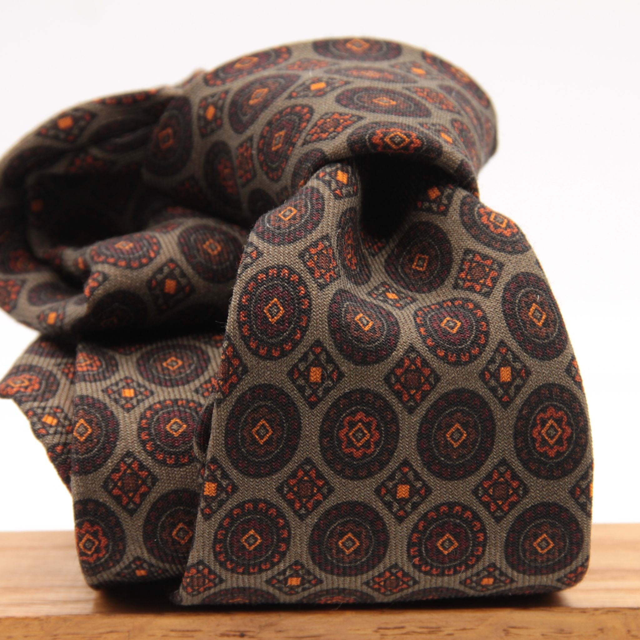 Cruciani &amp; Bella
Printed and Handmade in Italy
100% Wool
Unlined
Grey, Rust, Beige and Orange Motif Tie
8 cm x 150 cm
#9186