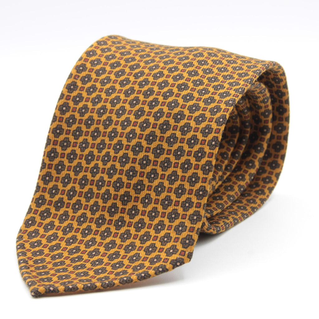 Cruciani &amp; Bella
Printed and Handmade in Italy
100% Wool
Unlined
Mustard, Military Green and Rust Motif Tie
8 cm x 150 cm
#9193