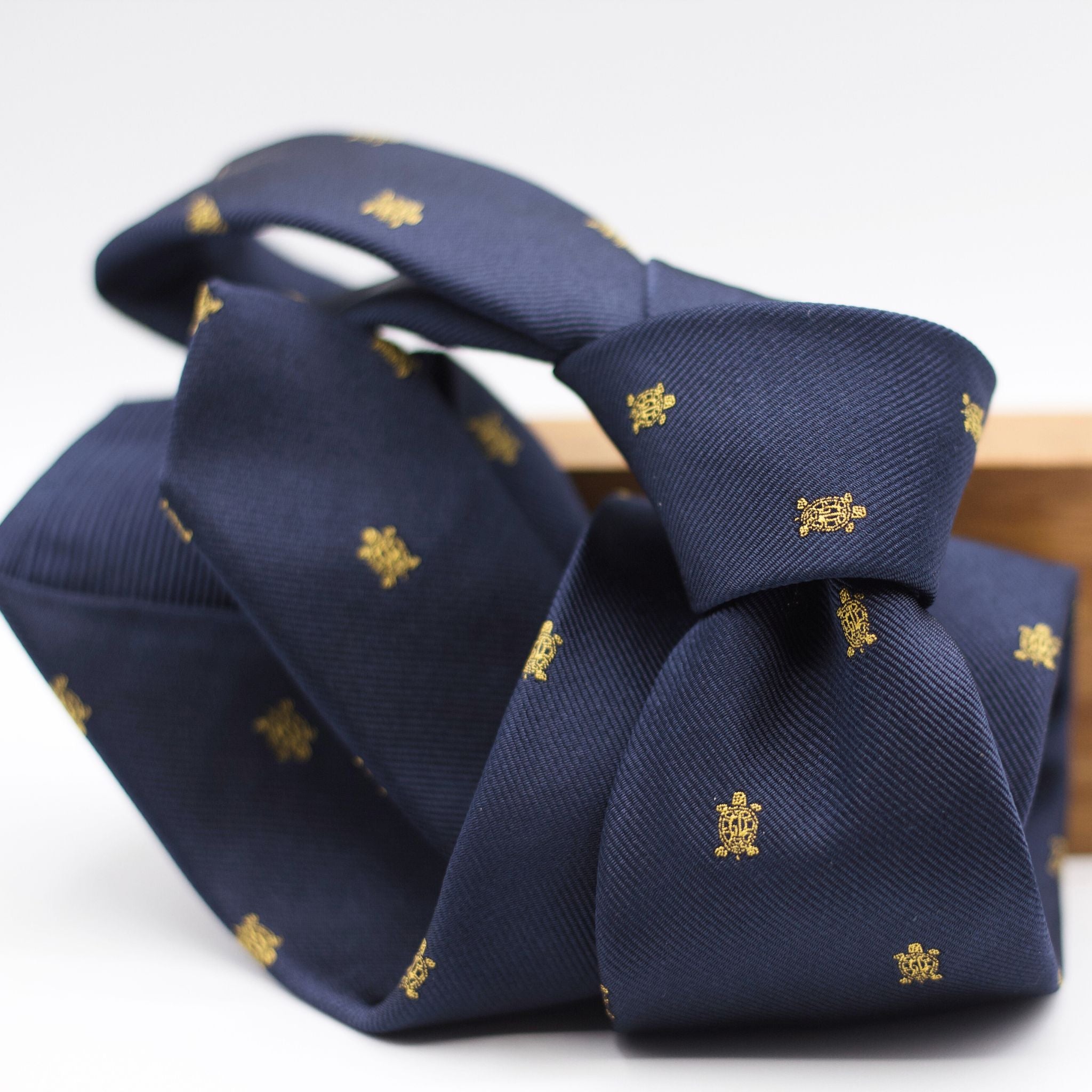 Cruciani &amp; Bella per Gentlemen Drivers 100% Woven Jacquard Silk Tipped Blue, Gold Crest Tie Handmade in Italy 8 cm x 150 cm