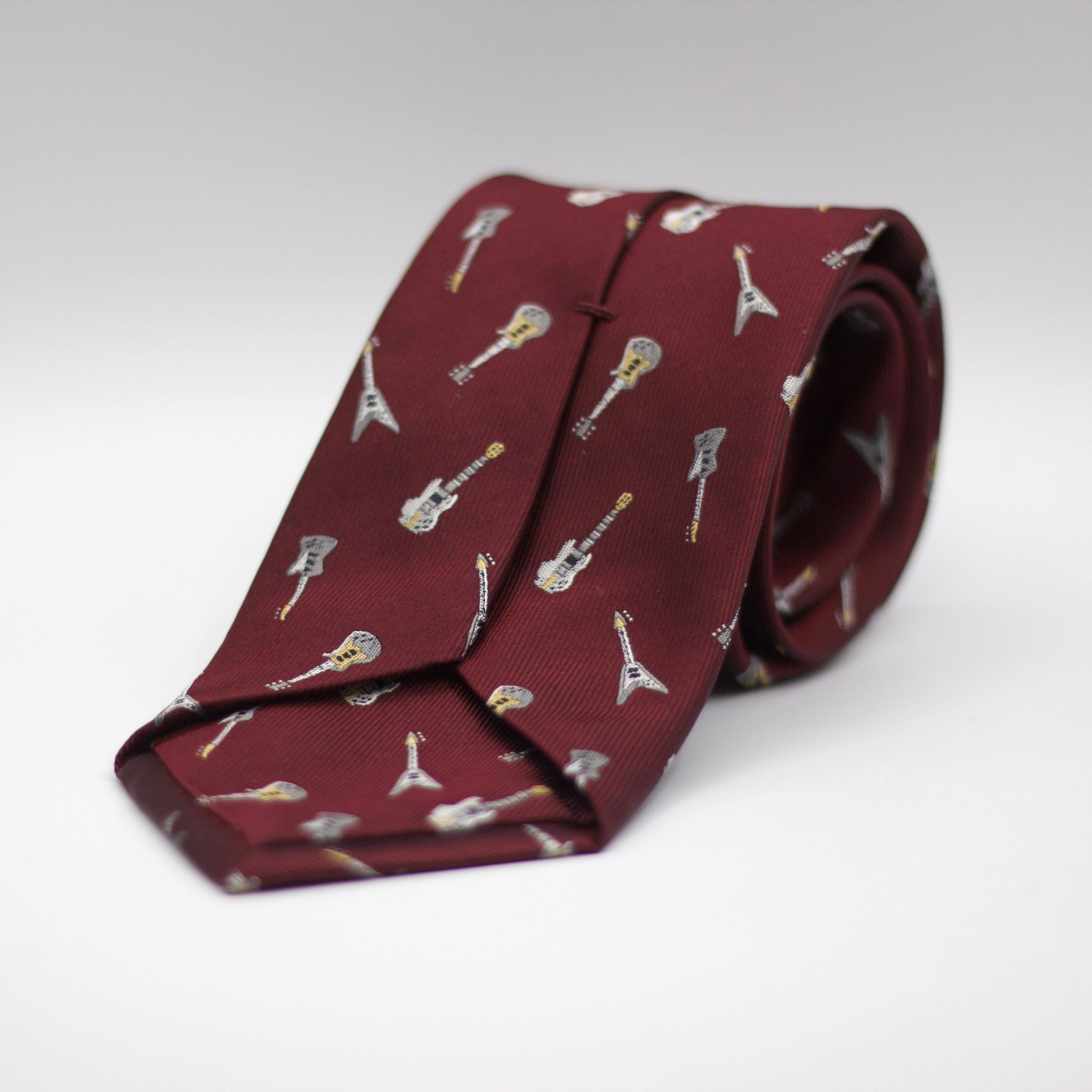 Cruciani &amp; Bella 100%&nbsp;Jacquard Silk Self-Tipped Burgundy, Guitars Motif Tie Handmade in Italy 8 cm x 150 cm