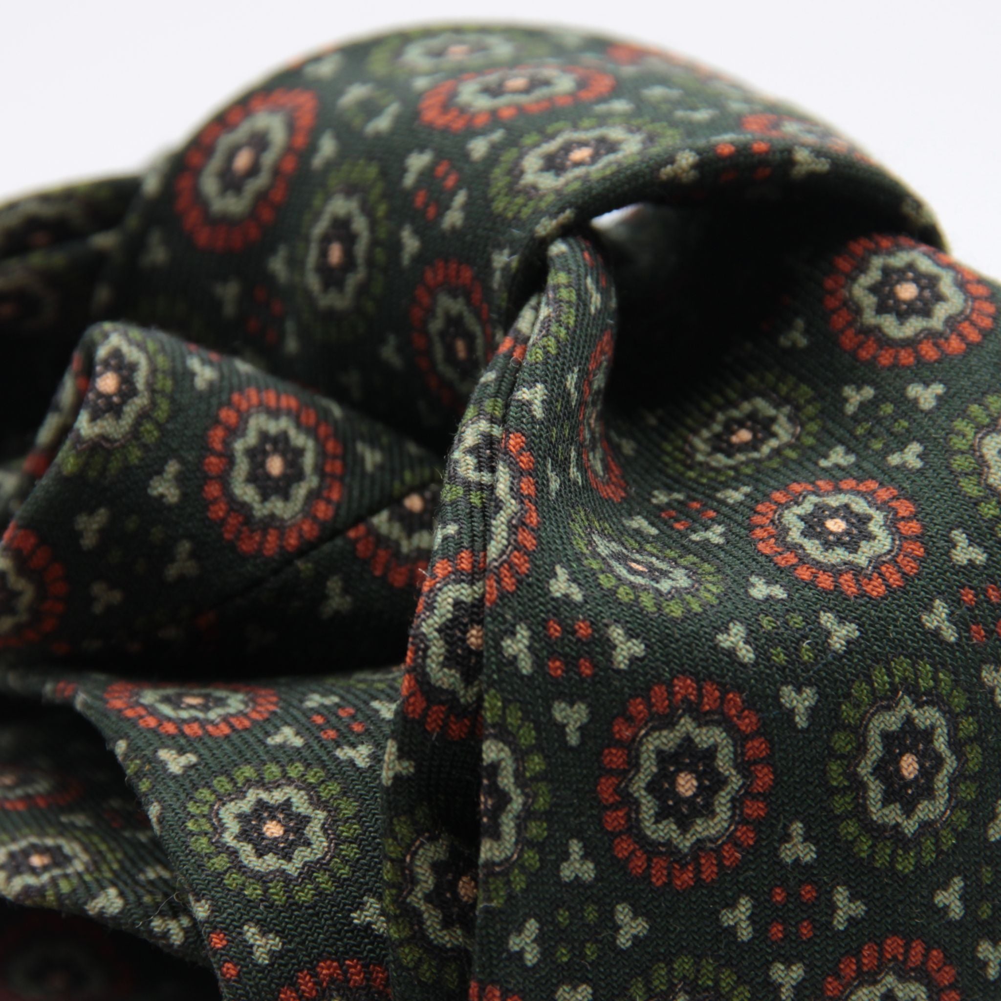 Cruciani &amp; Bella
Printed and Handmade in Italy
100% Wool
Unlined
Green and Orange Motif Tie
8 cm x 150 cm
#9189