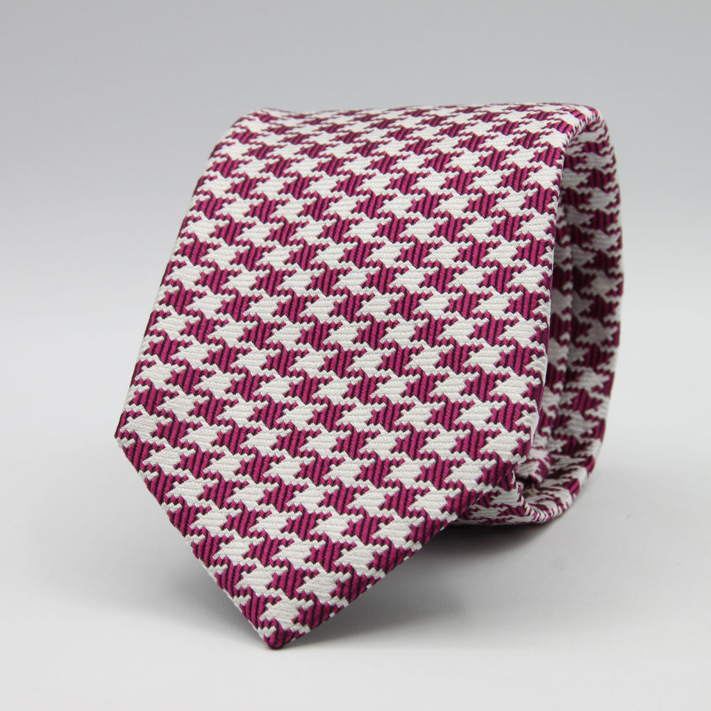 Cruciani &amp; Bella

100% Woven Jacquard silk
Tipped

Fuchsia Houndstooth Tie
Handmade in Como, Italy
8 cm x 150 cm
#7723