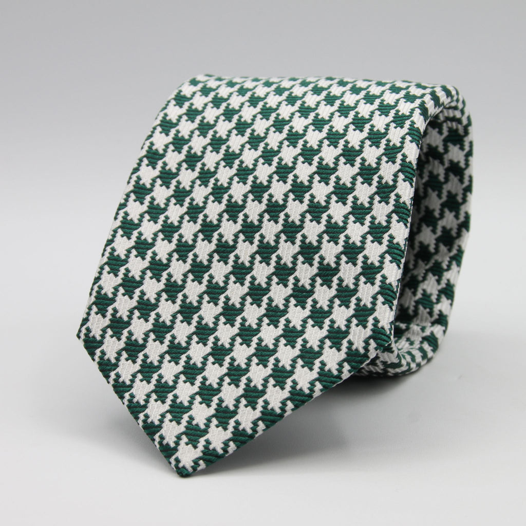 Cruciani &amp; Bella

100% Woven Jacquard silk
Tipped
3-Folds High
Forrest Green Houndstooth Tie
Handmade in Como, Italy
8 cm x 150 cm
#7724