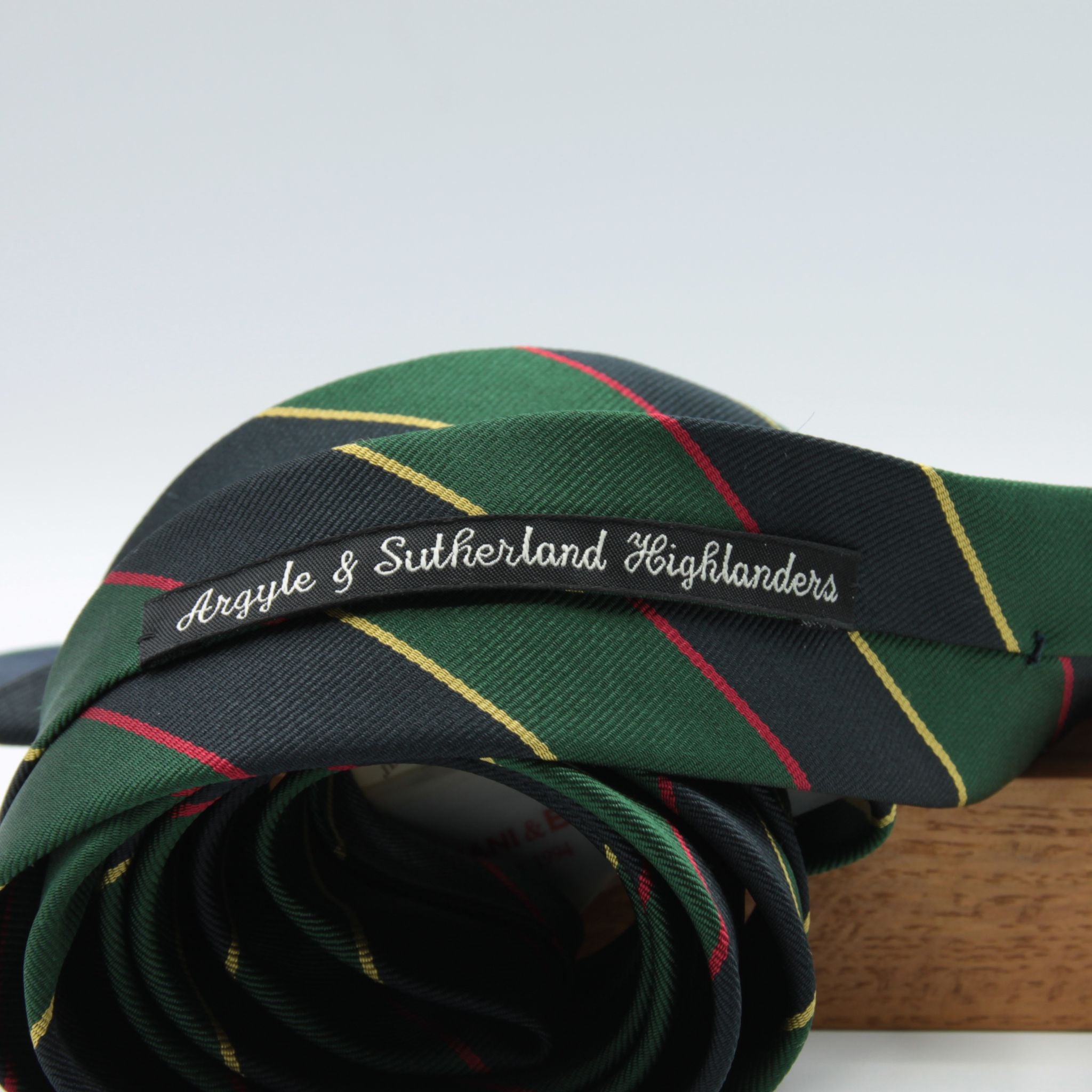 Holliday &amp; Brown
100% Jacquard Silk
Tipped
"Argyle &amp; sutherland Highlanders" Regimental Tie
Blue, Green, red and Yellow Stripes
Handmade in Italy
8 cm x 148 cm
#9072