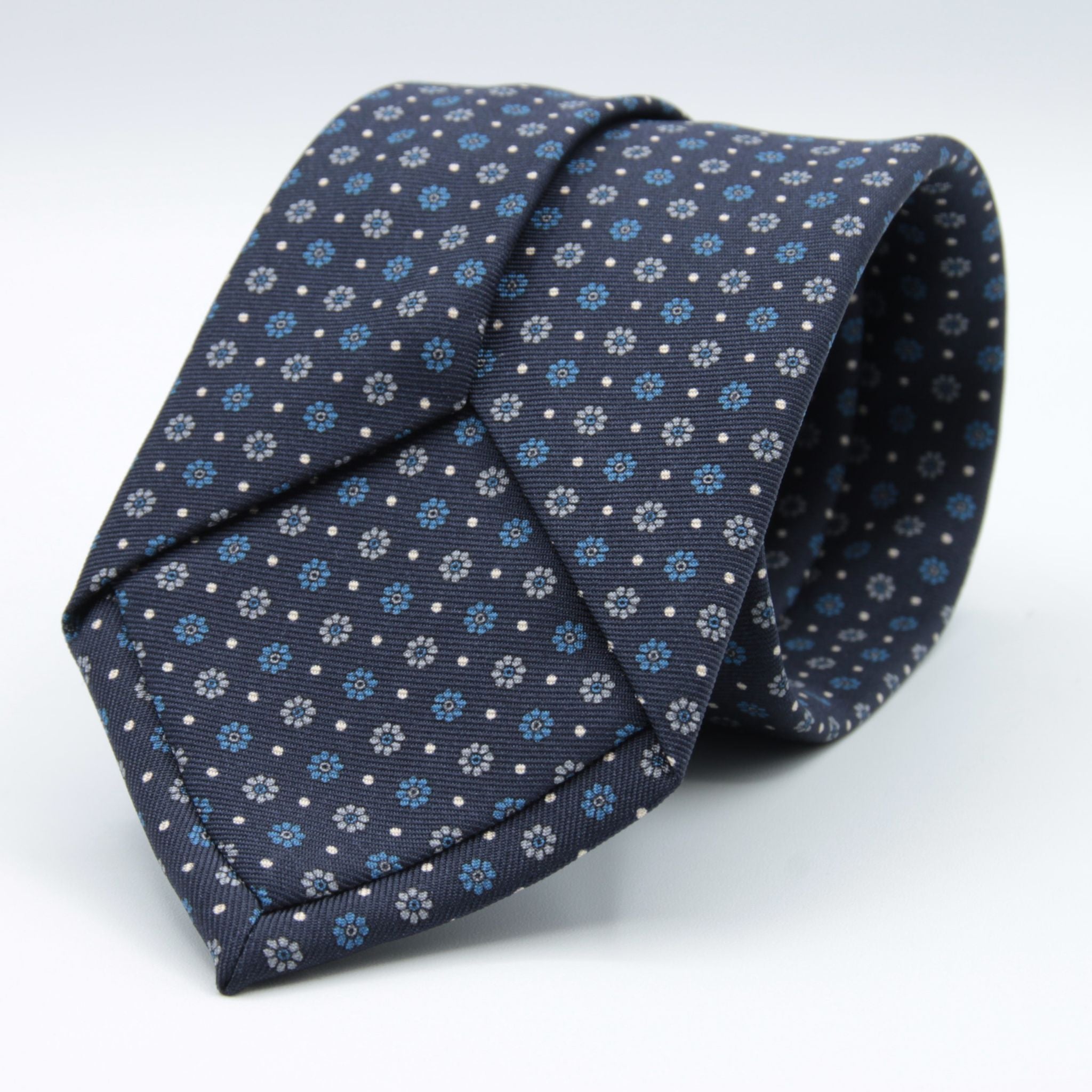 Holliday &amp; Brown for Cruciani &amp; Bella
100% printed Silk
Self Tipped
Navy blue, light blue and white flower motif Tie
Handmade in Italy
8 cm x 150 cm
#8964