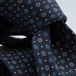 Holliday &amp; Brown for Cruciani &amp; Bella
100% printed Silk
Self Tipped
Navy blue, light blue and white flower motif Tie
Handmade in Italy
8 cm x 150 cm
#8964