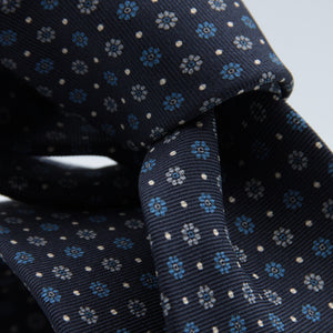 Holliday &amp; Brown for Cruciani &amp; Bella
100% printed Silk
Self Tipped
Navy blue, light blue and white flower motif Tie
Handmade in Italy
8 cm x 150 cm
#8964