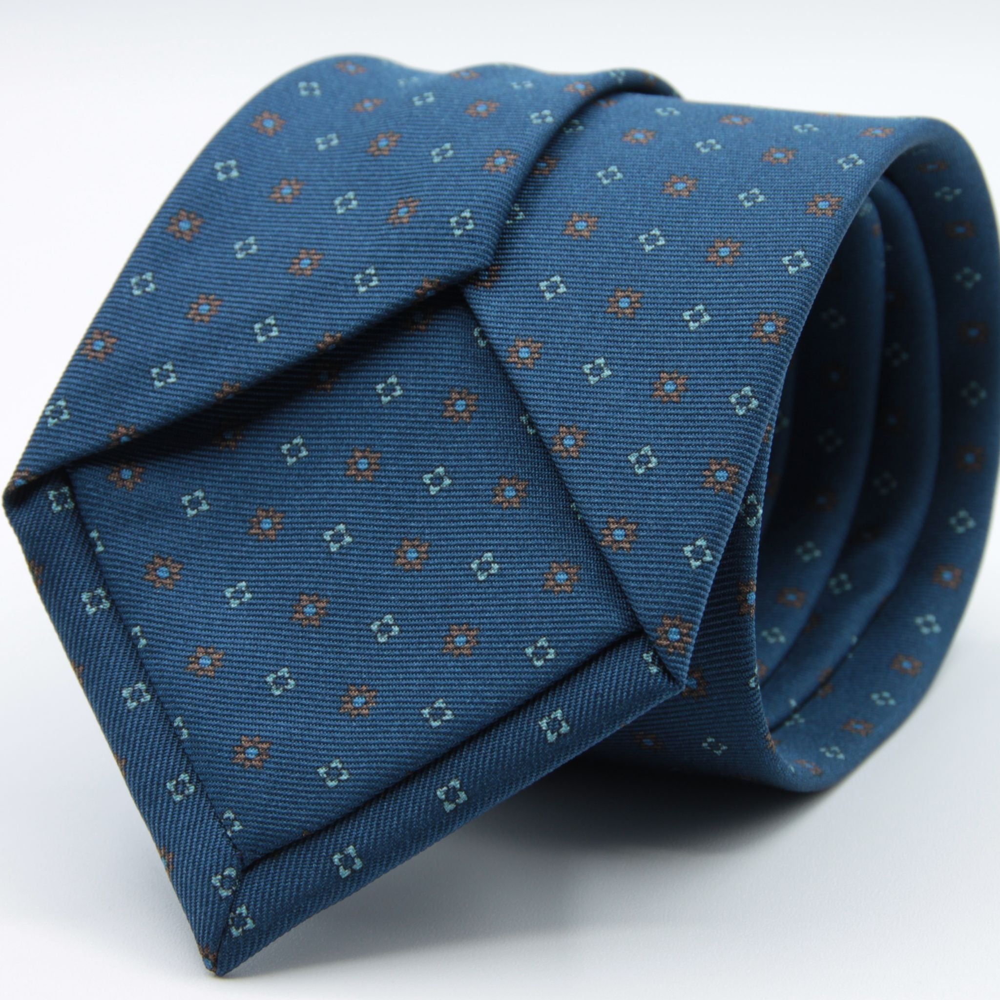 Holliday &amp; Brown for Cruciani &amp; Bella
100% printed Silk
Self Tipped
Denim Blue, Light Blue and Brown motif Tie
Handmade in Italy
8 cm x 150 cm
#8944