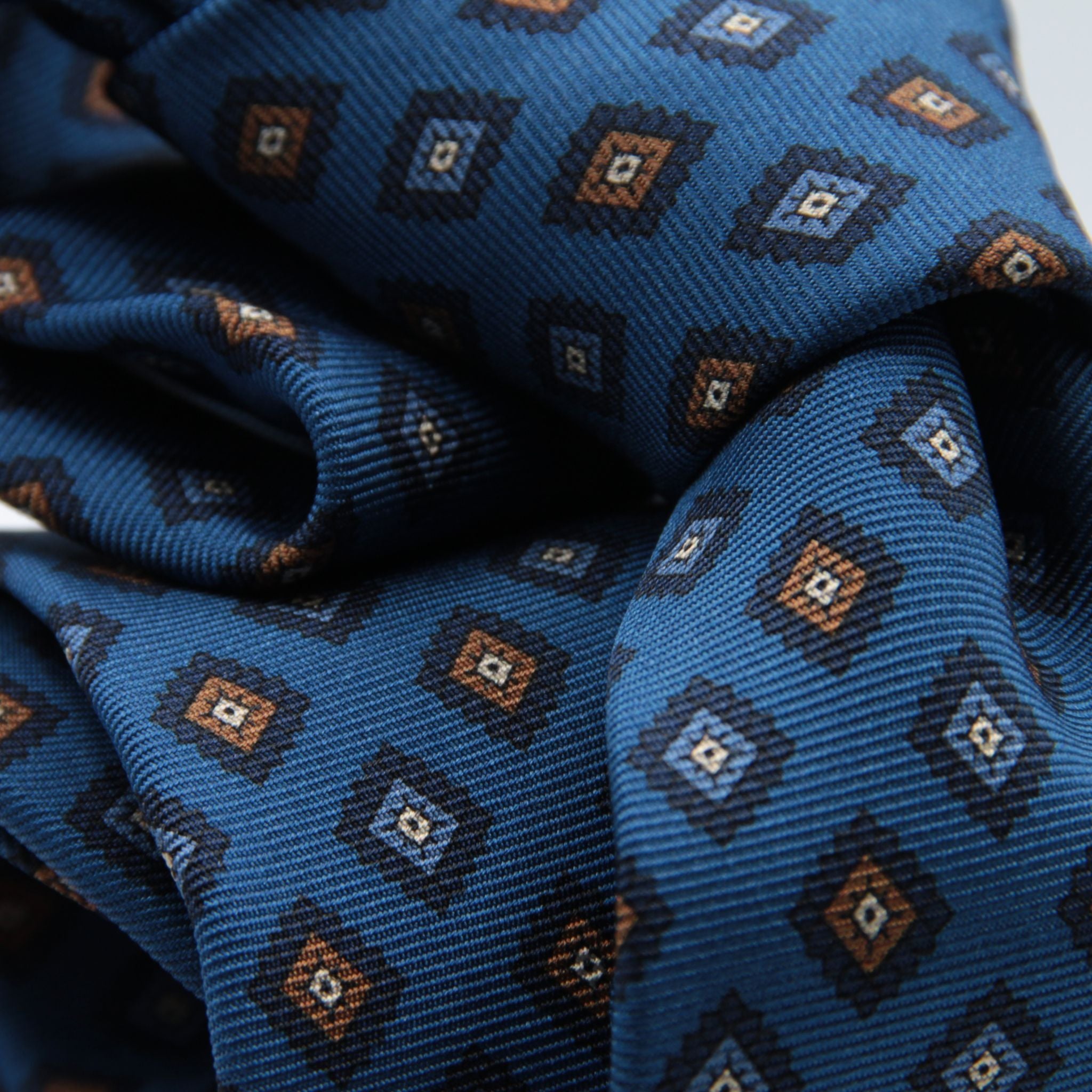 Holliday &amp; Brown for Cruciani &amp; Bella
100% printed Madder Silk
Self Tipped
Denim Blue, Navy Blue and Mustard medallions motif Tie
Handmade in Italy
8 cm x 150 cm
#8956