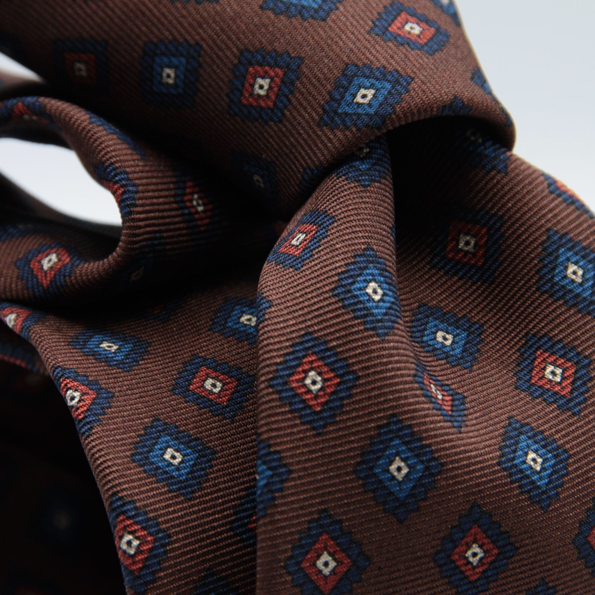 Holliday &amp; Brown for Cruciani &amp; Bella
100% printed Madder Silk
Self Tipped
Brown, Navy Blue and Rust medallions motif Tie
Handmade in Italy
8 cm x 150 cm
#8957