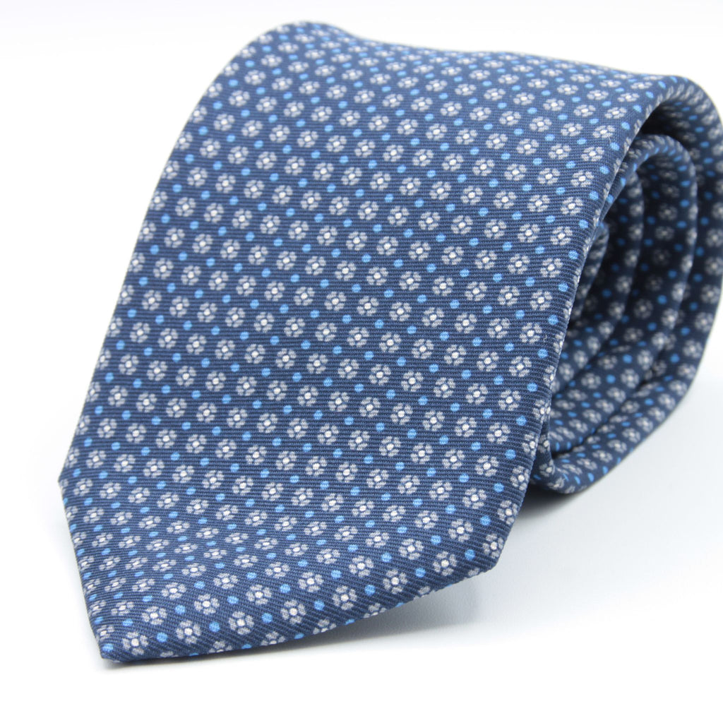 Holliday &amp; Brown for Cruciani &amp; Bella
100% printed Silk
Self Tipped
Navy blue, grey, light blue and white motif Tie
Handmade in Italy
8 cm x 150 cm
#8962