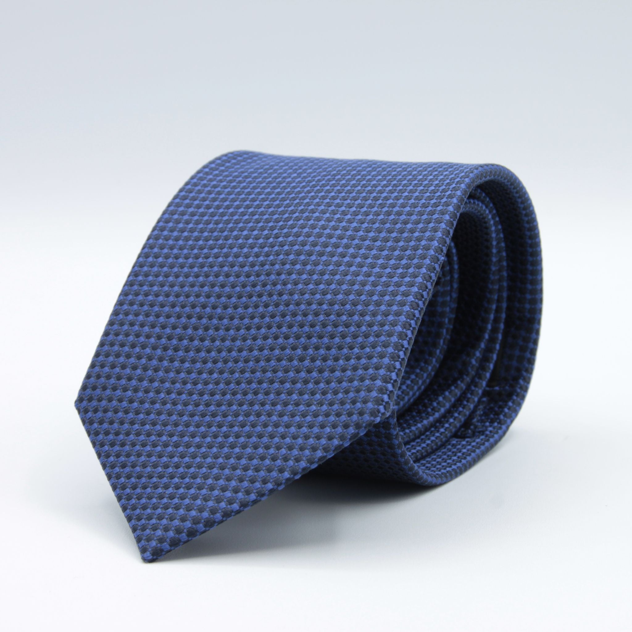 Holliday &amp; Brown for Cruciani &amp; Bella
100%&nbsp;Woven Jacquard Silk
Tipped

Royal Blue and Electric Blue motif tie
Handmade in Italy

8 cm x 150 cm
#8966