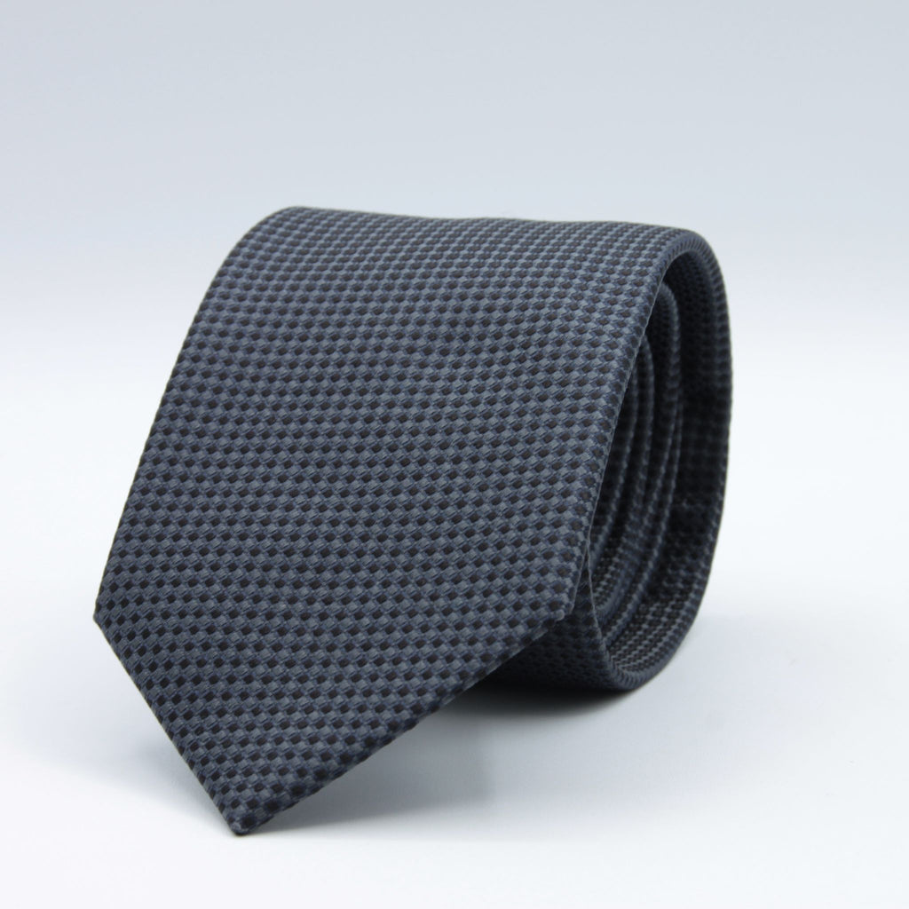 Holliday &amp; Brown for Cruciani &amp; Bella
100%&nbsp;Woven Jacquard Silk
Tipped

Grey, Dark Blue and Black motif tie
Handmade in Italy

8 cm x 150 cm
#8968