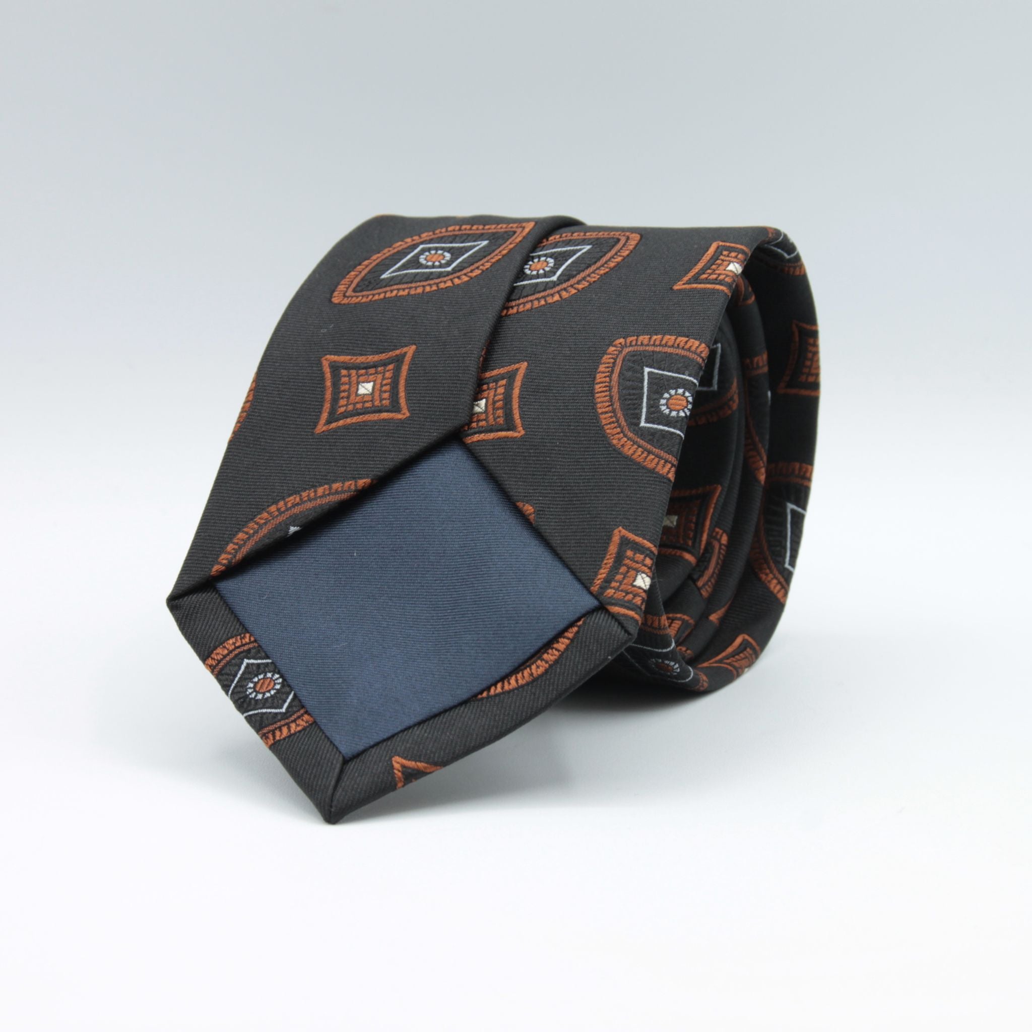 Holliday &amp; Brown for Cruciani &amp; Bella
100%&nbsp;Woven Jacquard Silk
Tipped

Black, Brown and Off-White Color motif tie
Handmade in Italy

8 cm x 150 cm
#8972