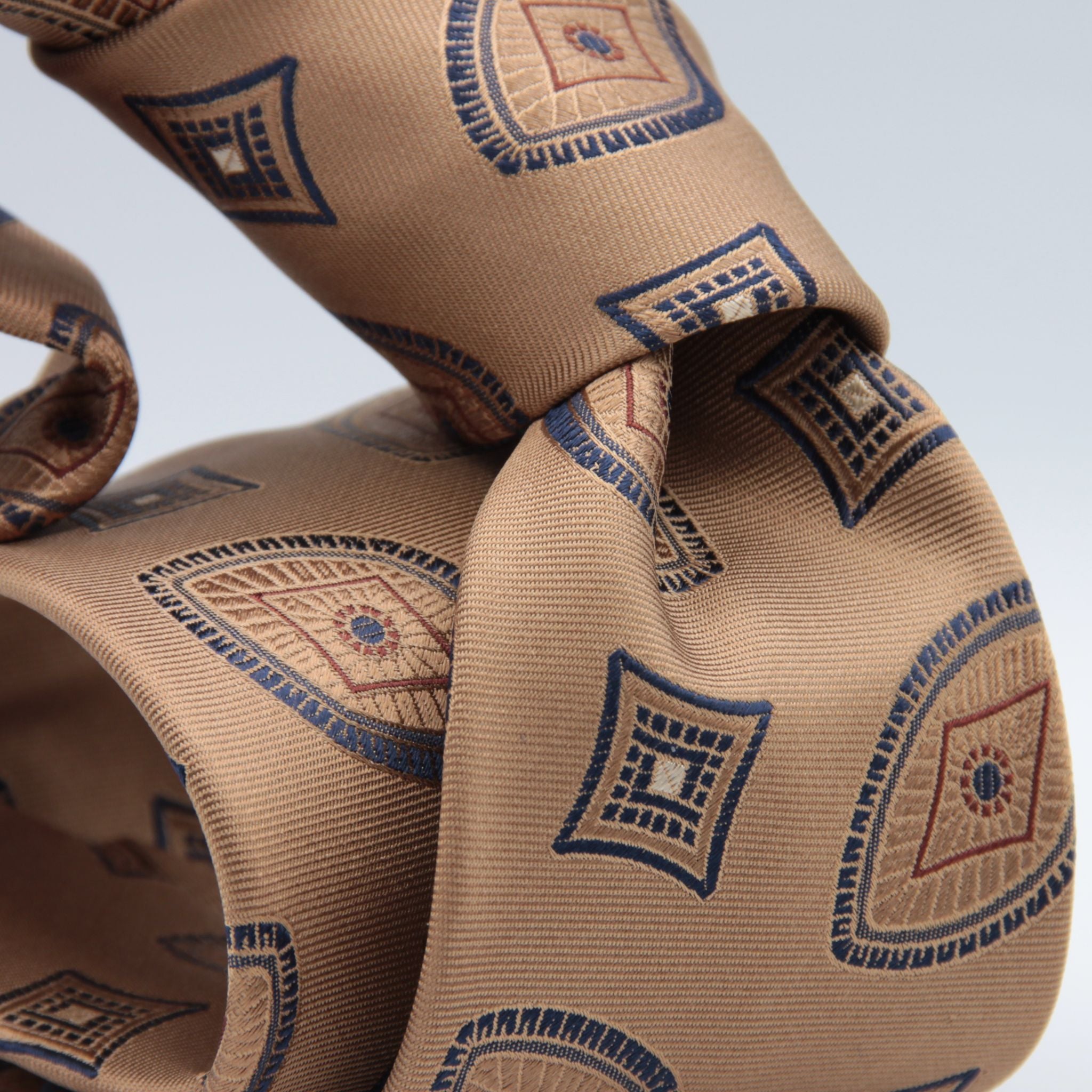 Holliday &amp; Brown for Cruciani &amp; Bella
100%&nbsp;Woven Jacquard Silk
Tipped

Bronze, Blue, Brown and Off-White Color motif tie
Handmade in Italy

8 cm x 150 cm
#8973