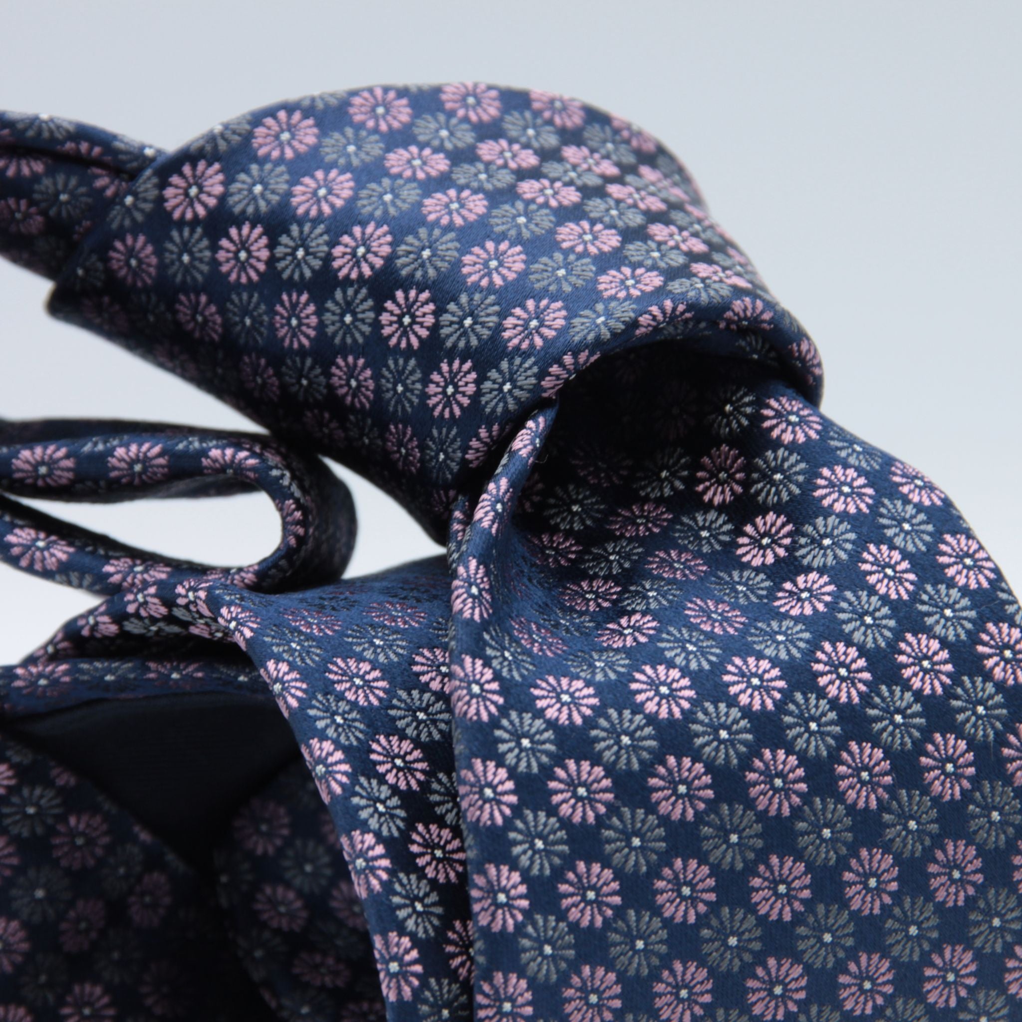 Holliday &amp; Brown for Cruciani &amp; Bella
100%&nbsp;Woven Jacquard Silk
Tipped

Navy Blue, Pink and Grey motif tie
Handmade in Italy

8 cm x 150 cm
#897