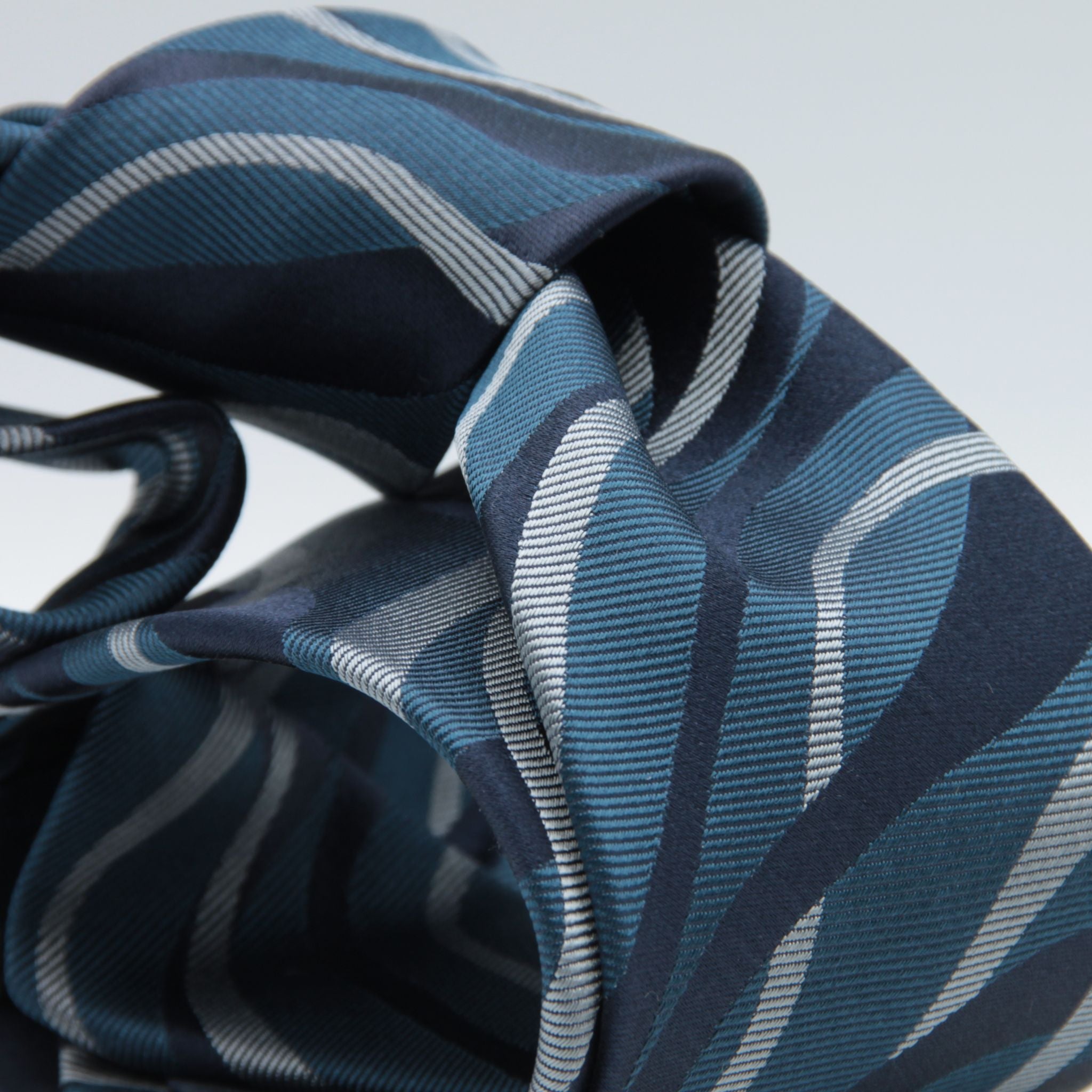 Holliday &amp; Brown for Cruciani &amp; Bella
100%&nbsp;Woven Jacquard Silk
Tipped

Denim Blue, Navy Blue and Off-White Color motif tie
Handmade in Italy

8 cm x 150 cm
#8978