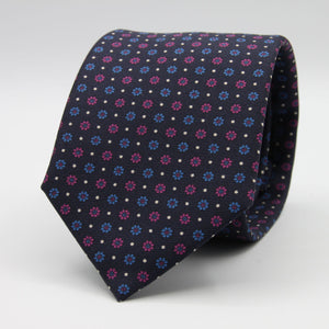 Holliday &amp; Brown for Cruciani &amp; Bella
100% Printed Silk
Self Tipped
Dark Black Blue, Light Blue and Fuchsia motif Tie
Handmade in Italy
8 cm x 150 cm
#9359