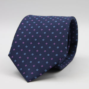 Holliday &amp; Brown for Cruciani &amp; Bella
100% Printed Silk
Self Tipped
Navy Blue, Purple and Light Blue motif Tie
Handmade in Italy
8 cm x 150 cm
#9361