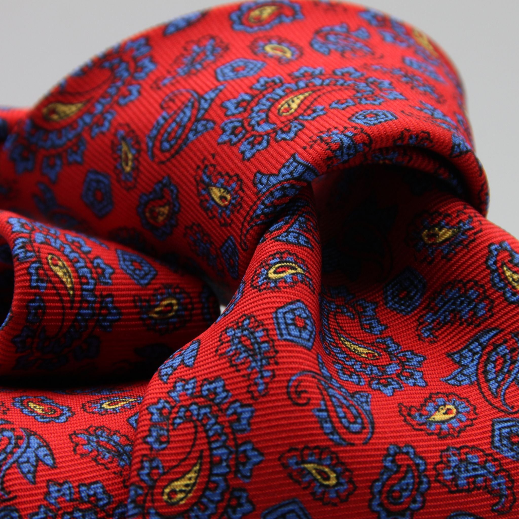 Holliday &amp; Brown for Cruciani &amp; Bella
100% Printed Silk
Self Tipped
Red, Light Blue and Yellow motif Tie
Handmade in Italy
8 cm x 150 cm
#9369