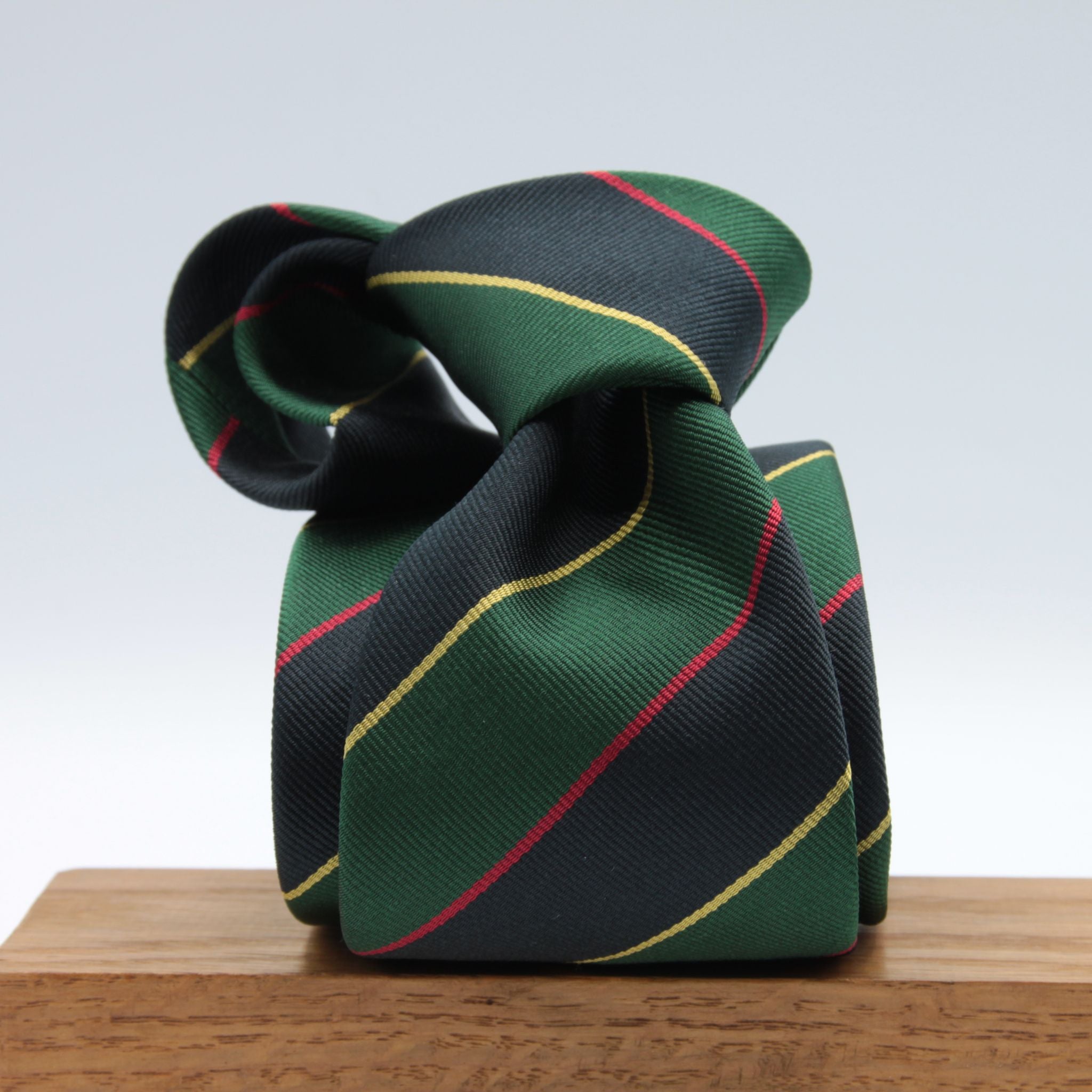 Holliday &amp; Brown
100% Jacquard Silk
Tipped
"Argyle &amp; sutherland Highlanders" Regimental Tie
Blue, Green, red and Yellow Stripes
Handmade in Italy
8 cm x 148 cm
#9072