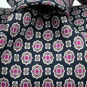 Cruciani &amp; Bella 100% Printed Silk&nbsp; Tipped Black,Pink, and Off White&nbsp; Motif Handmade in Italy 8,5 cm x 148 cm New Old Stock