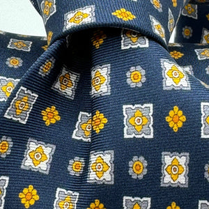 Cruciani &amp; Bella 100% Printed Silk&nbsp; Tipped Bleu, White, Yellow and Light Bleu Motif Handmade in Italy 8,5 cm x 148 cm New Old Stock