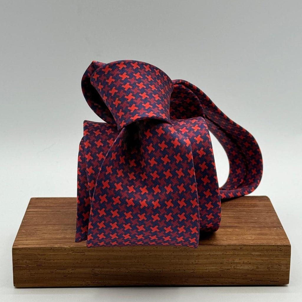 Cruciani &amp; Bella 100% Printed Silk&nbsp; Tipped Bleu, Red and Red Wine Houndstooth Tie Handmade in Italy 8,5 cm x 148 cm New Old Stock