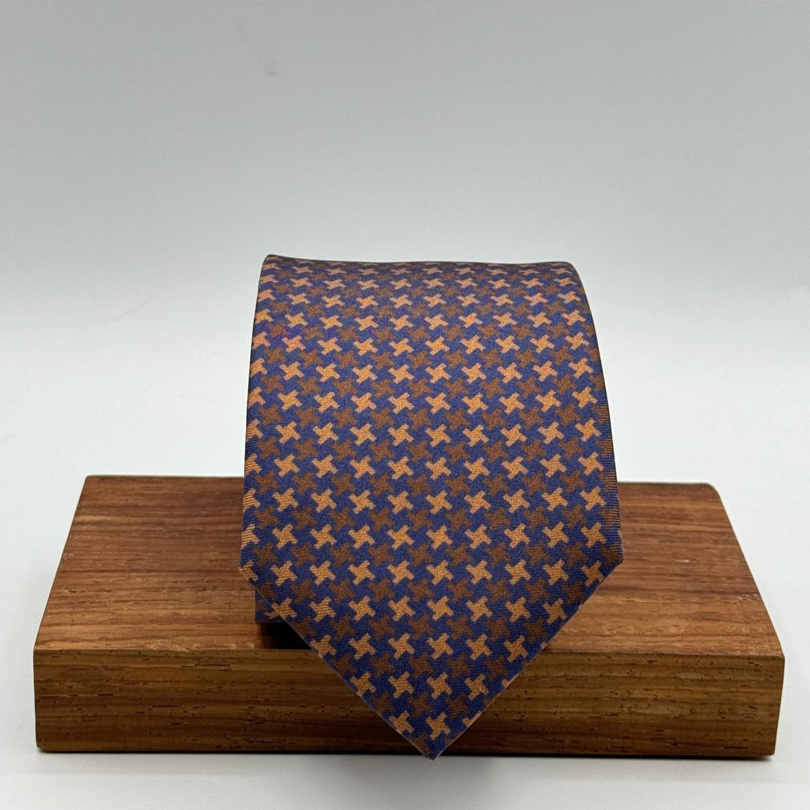 Cruciani &amp; Bella 100% Printed Silk&nbsp; Tipped Brown, Beige and Light Brown Houndstooth Tie Handmade in Italy 8,5 cm x 148 cm New Old Stock