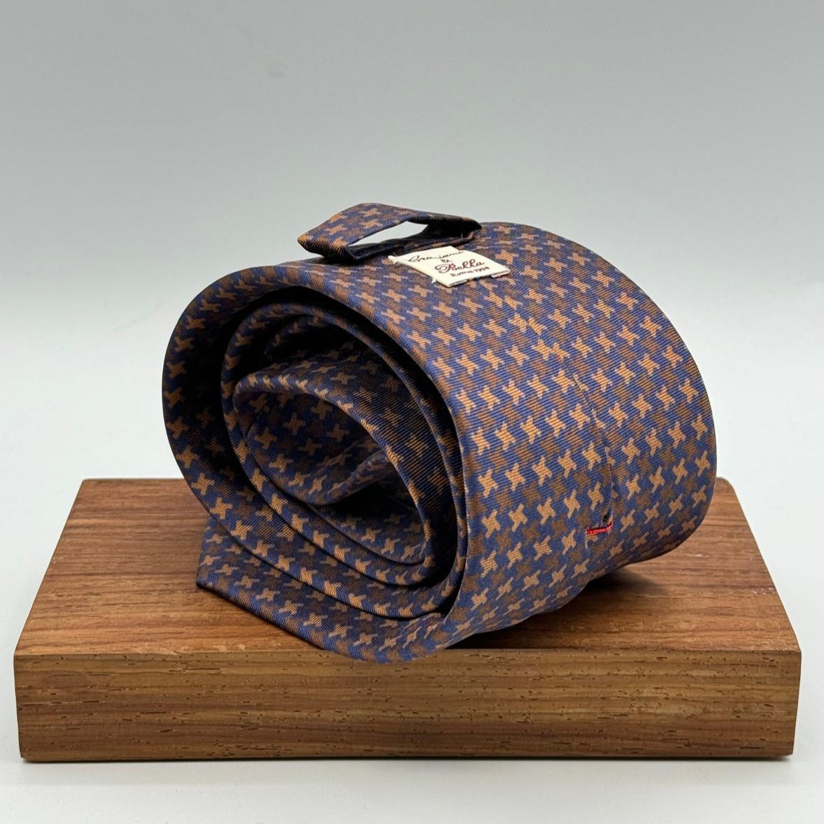 Cruciani &amp; Bella 100% Printed Silk&nbsp; Tipped Brown, Beige and Light Brown Houndstooth Tie Handmade in Italy 8,5 cm x 148 cm New Old Stock