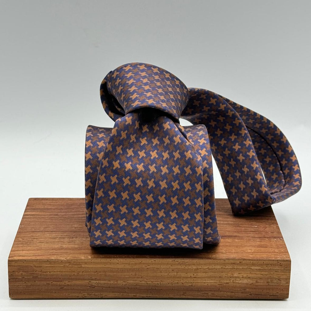 Cruciani &amp; Bella 100% Printed Silk&nbsp; Tipped Brown, Beige and Light Brown Houndstooth Tie Handmade in Italy 8,5 cm x 148 cm New Old Stock