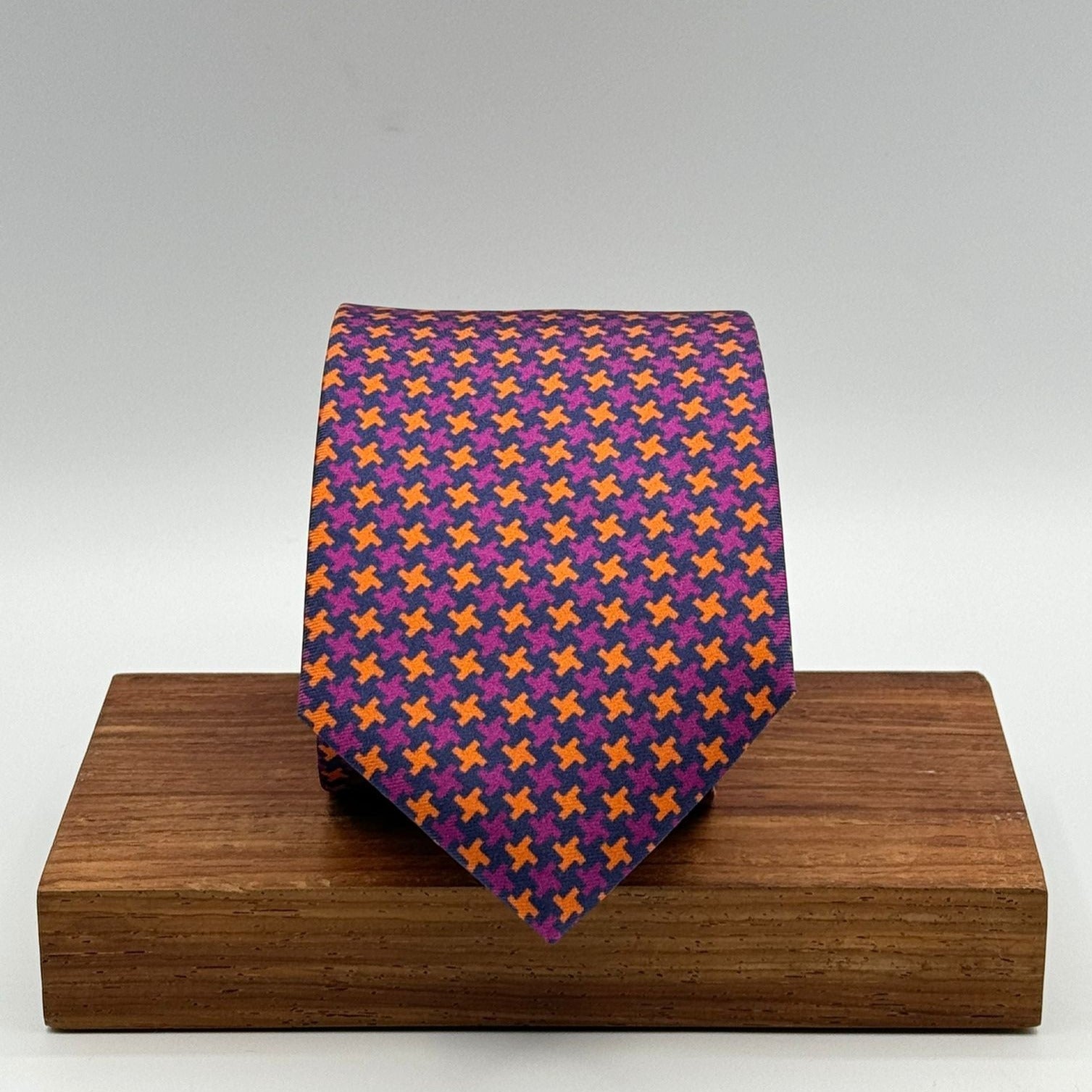 Cruciani &amp; Bella 100% Printed Silk&nbsp; Tipped Bleu, Orange and Purple Houndstooth Tie Handmade in Italy 8,5 cm x 148 cm New Old Stock