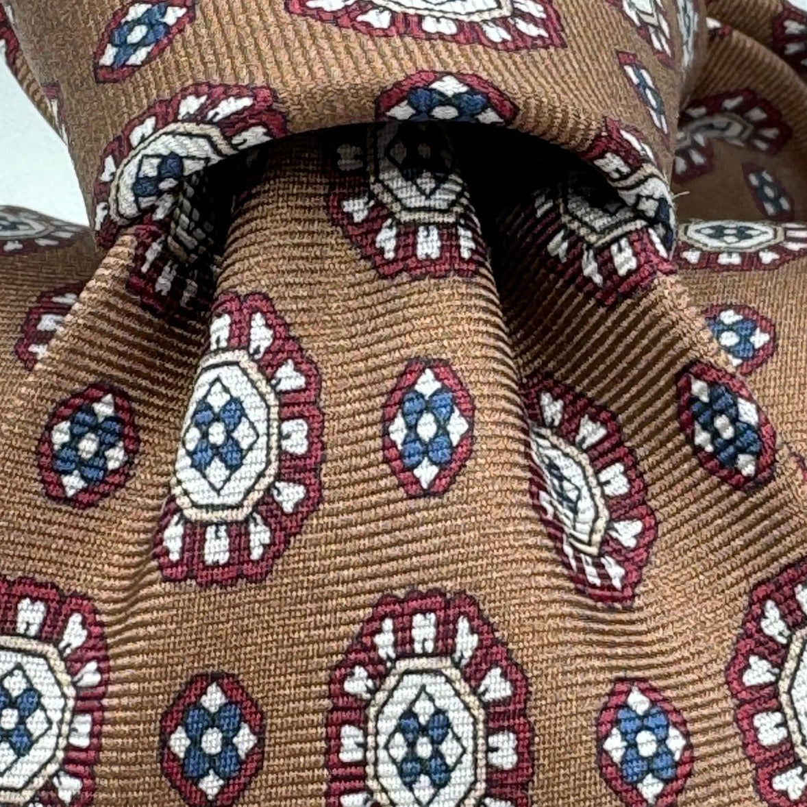 Cruciani &amp; Bella 100% Printed Silk&nbsp; Tipped Light Brown, Red Wine, White and Light Blue Motif Tie Handmade in Italy 8,5 cm x 148 cm New Old Stock