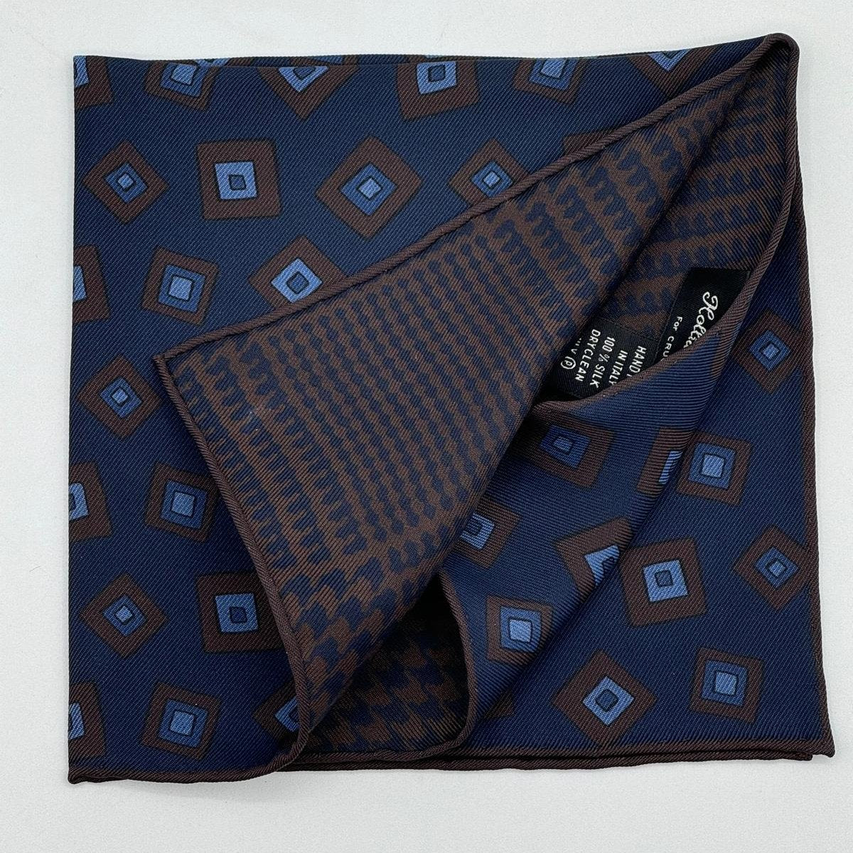 Holliday &amp; Brown
Hand-rolled&nbsp;&nbsp;
Holliday &amp; Brown for Cruciani &amp; Bella
100% Silk
Navy Blue, Brown and Light Blue
Double Faces
Motif&nbsp; Pocket Square
Handmade in Italy

32 cm X 32 cm