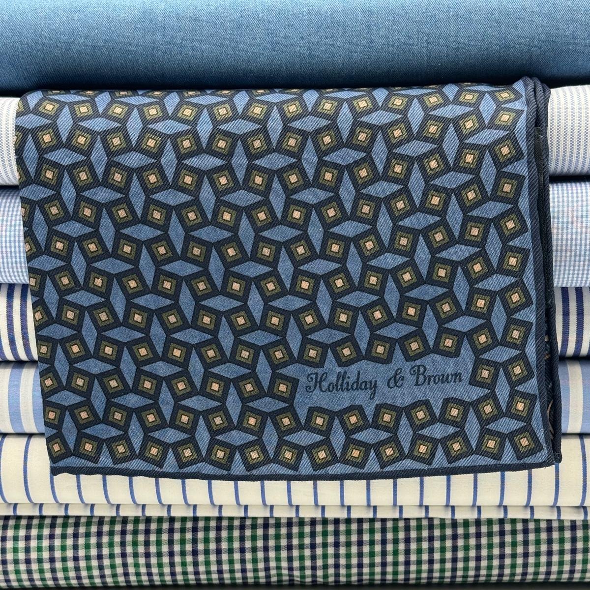 Holliday &amp; Brown
Hand-rolled&nbsp;&nbsp;
Holliday &amp; Brown for Cruciani &amp; Bella
100% Silk
Blue, Light Brown, Beige and Green Motif
Double Faces
Dots Motif&nbsp; Pocket Square
Handmade in Italy

32 cm X 32 cm