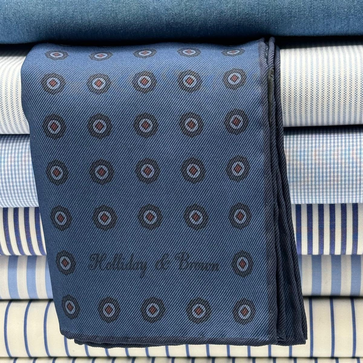 Holliday &amp; Brown for Cruciani &amp; Bella
Hand-rolled&nbsp;&nbsp;

100% Silk
Light Blue, Blue and Red
Double Faces
Motif&nbsp; Pocket Square
Handmade in Italy

32 cm X 32 cm