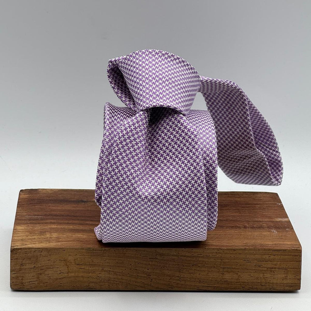 Drake's for Cruciani e Bella
100%&nbsp; Silk
Tipped
Lavender and White&nbsp;&nbsp;
Little Houndstooth pattern
Handmade in London, England
7 cm x 150 cm