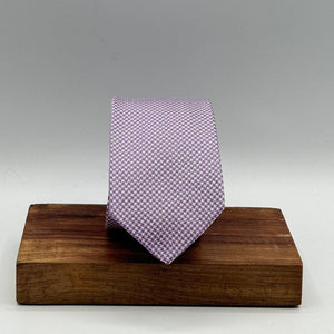 Drake's for Cruciani e Bella
100%&nbsp; Silk
Tipped
Lavender and White&nbsp;&nbsp;
Little Houndstooth pattern
Handmade in London, England
7 cm x 150 cm