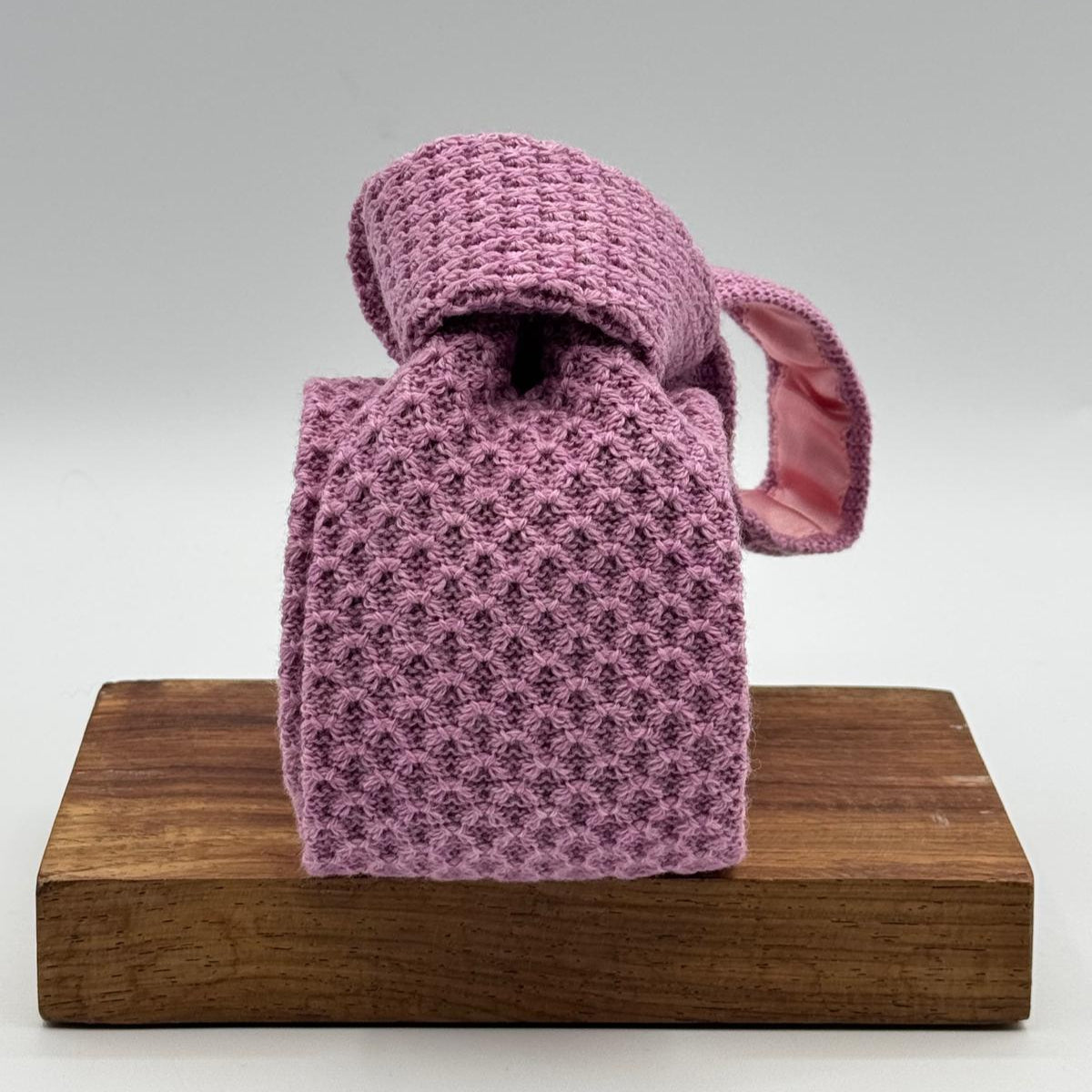 Cruciani &amp; Bella
100% Lambswool
Knitted Tie

Lavender Plain
Handmade in Italy
7,5 cm x 147 cm
New Old Stock