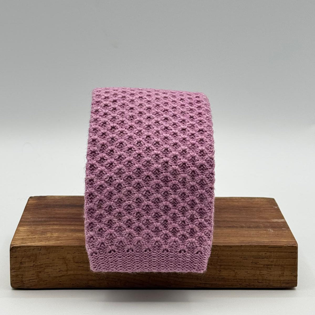 Cruciani &amp; Bella
100% Lambswool
Knitted Tie

Lavender Plain
Handmade in Italy
7,5 cm x 147 cm
New Old Stock