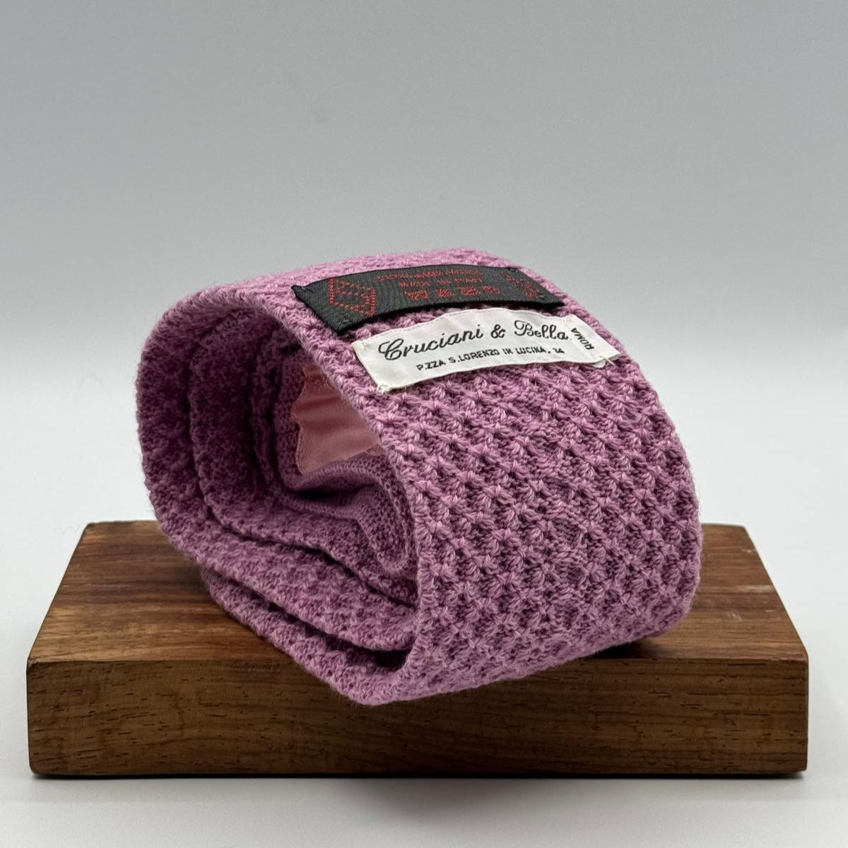Cruciani &amp; Bella
100% Lambswool
Knitted Tie

Lavender Plain
Handmade in Italy
7,5 cm x 147 cm
New Old Stock