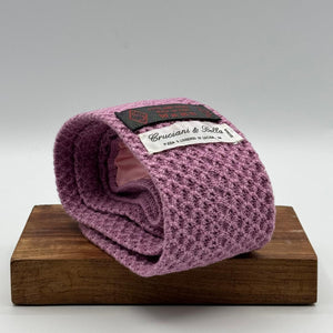 Cruciani &amp; Bella
100% Lambswool
Knitted Tie

Lavender Plain
Handmade in Italy
7,5 cm x 147 cm
New Old Stock