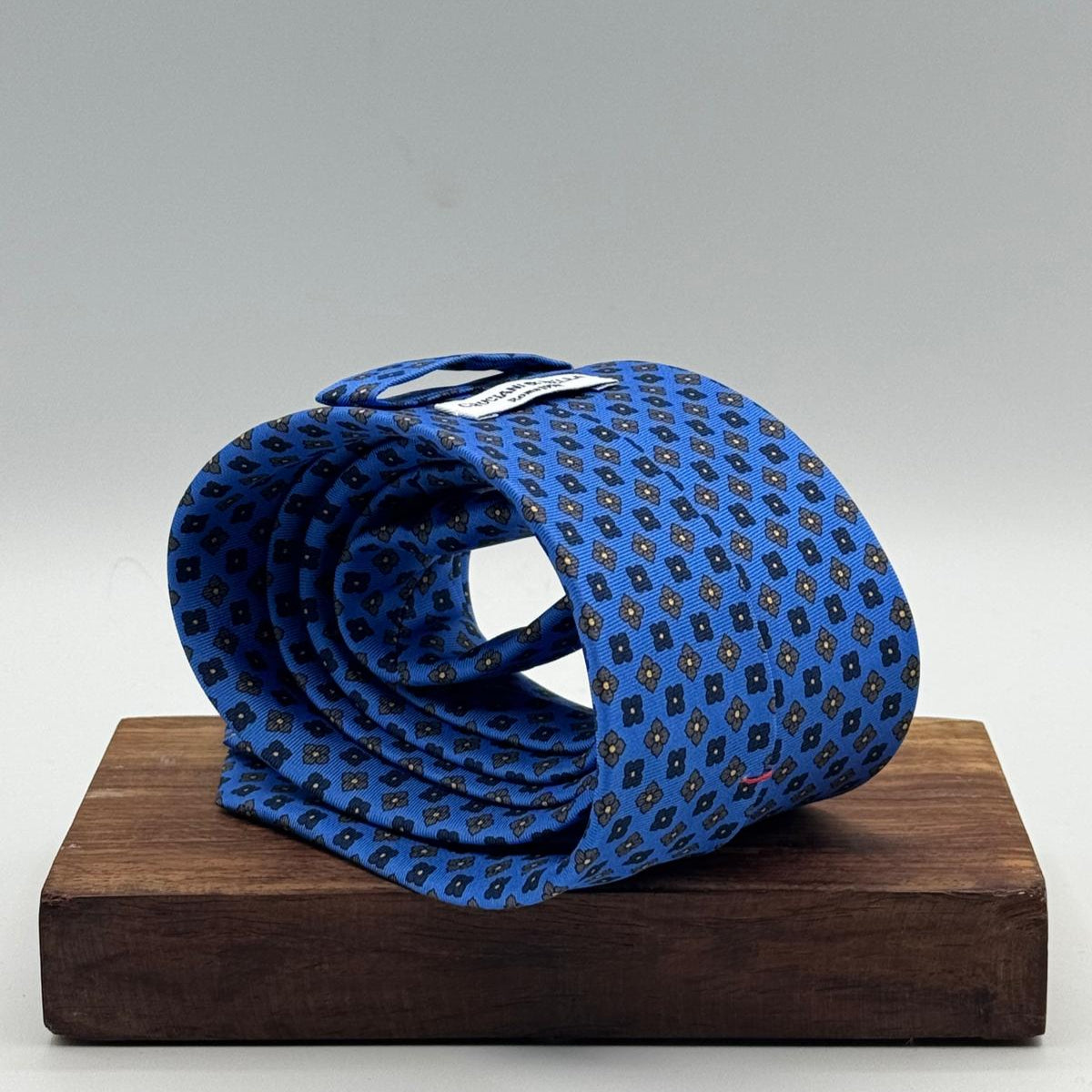 Cruciani &amp; Bella
100% Printed Silk&nbsp;
Tipped
Light Blue, Blue, Light Brown White Yellow Motif Tie
Handmade in Italy
8,5 cm x 148 cm
New Old Stock