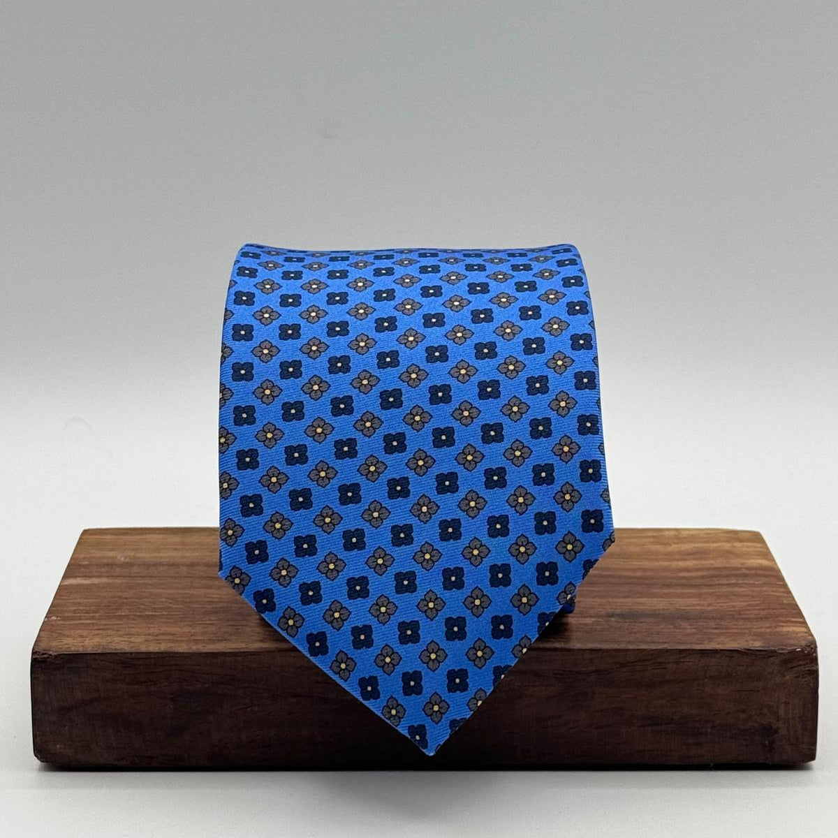 Cruciani &amp; Bella
100% Printed Silk&nbsp;
Tipped
Light Blue, Blue, Light Brown White Yellow Motif Tie
Handmade in Italy
8,5 cm x 148 cm
New Old Stock