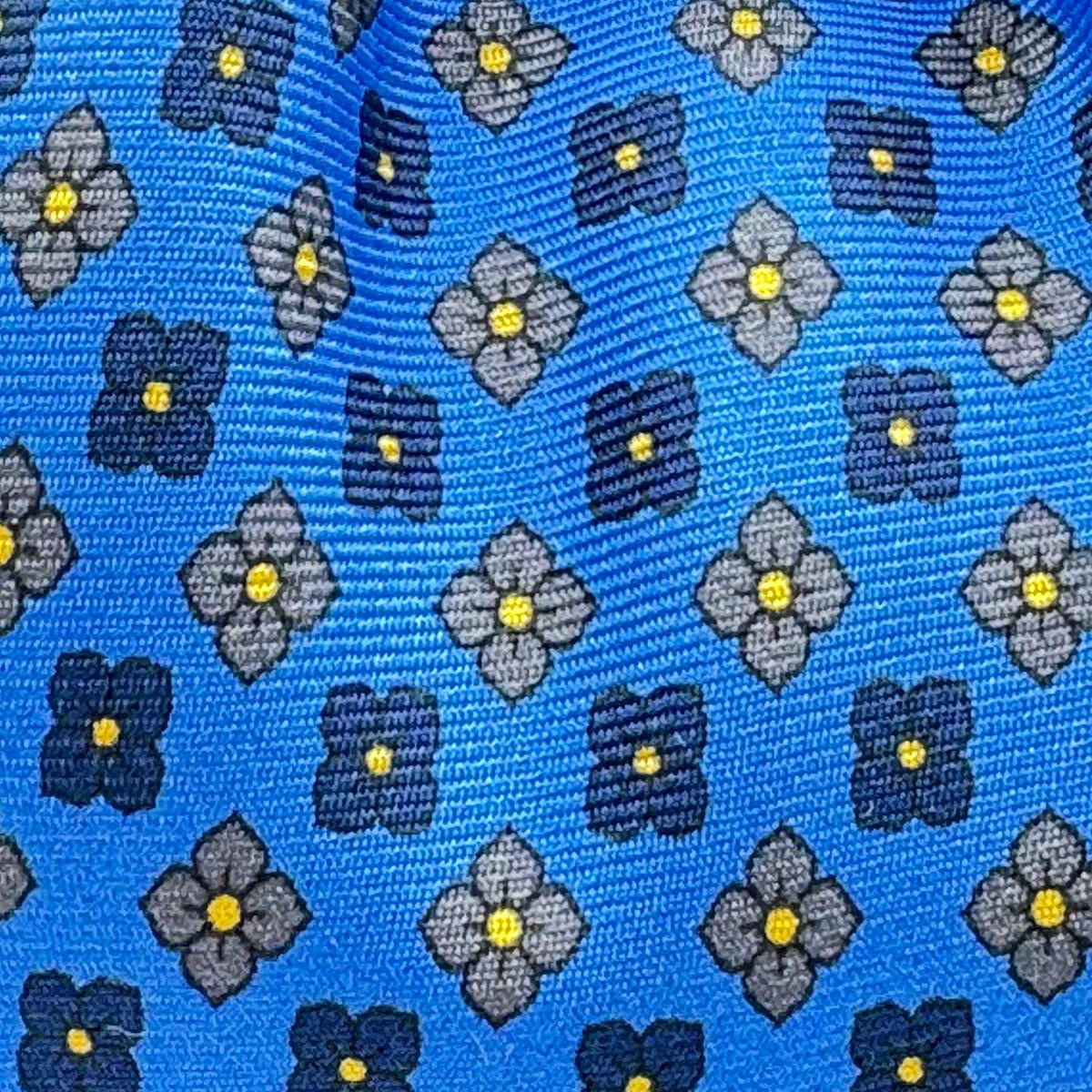 Cruciani &amp; Bella
100% Printed Silk&nbsp;
Tipped
Light Blue, Blue, Light Brown White Yellow Motif Tie
Handmade in Italy
8,5 cm x 148 cm
New Old Stock